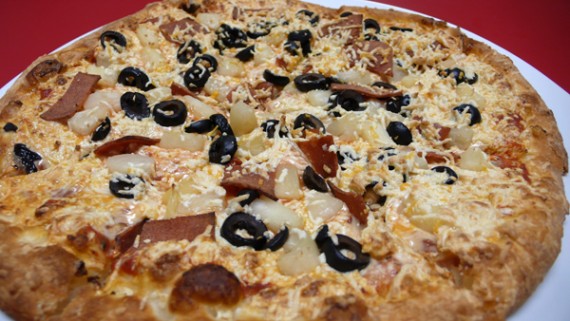 cruzer vegan hawaiian pizza with canadian bacon, pineapple, olives and daiya cheese