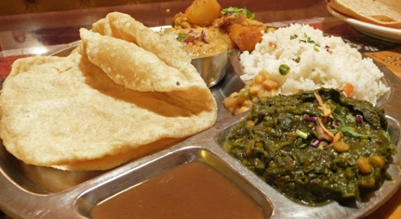 punjab glory: poori, vegetable curry, peas & rice, papad, (no raitha). $12.95