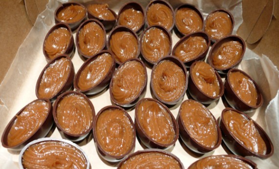 vegan chocolate peanut butter cups from the fakery bakery